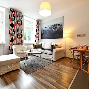 Good(wo)man's I Apartament